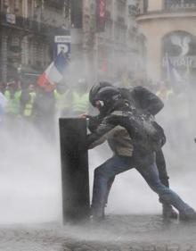 Imagen secundaria 2 - Nuevos enfrentamientos entre la Policía y los &#039;chalecos amarillos&#039; en París