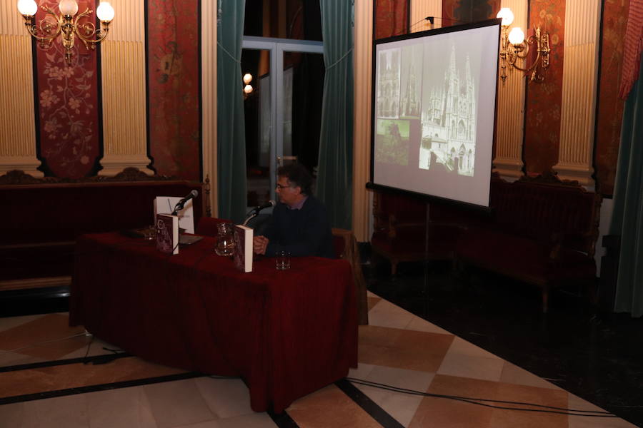 Miguel Sobrino, autor del libro «Catedrales», ha ofrecido una conferencia en el marco de la iniciativa Leer, Escribir la Historia, Encuentros Literarios Históricos, celebrada en Burgos.