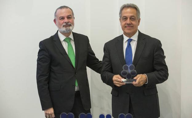 Jesús González (izq.), director de Aquí Europa, y José Miguel Luengo, que recogió el galardón en nombre de Miguel Castillo.