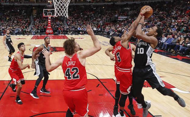 De Rozan lanza a canasta ante la defensa de los Bulls. 