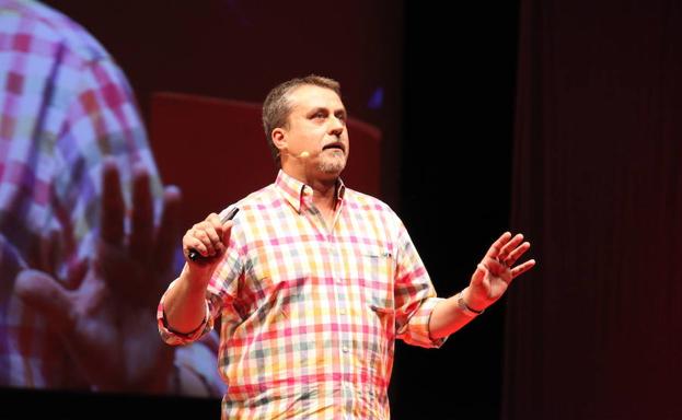 Alfredo Corell, de la Universidad de Valladolid, durante una ponencia del TEDxValladolid. 