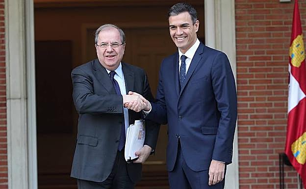El presidente de la Junta de Castilla y León, Juan Vicente Herrera, se reúne con el presidente del Gobierno, Pedro Sánchez. 