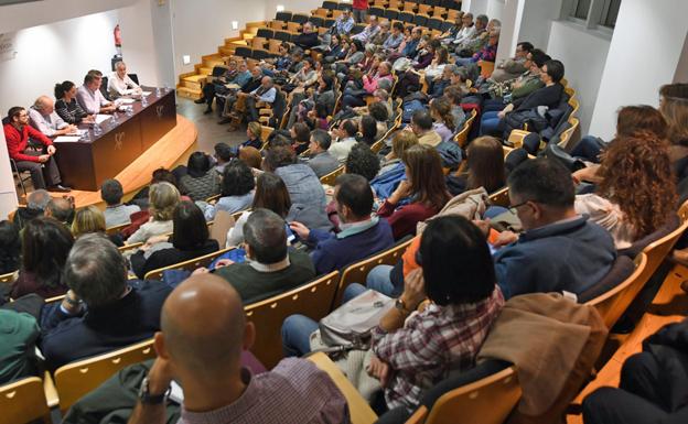 Varias decenas de médicos acudieron a la reunión convocada por el Colegio de Médicos