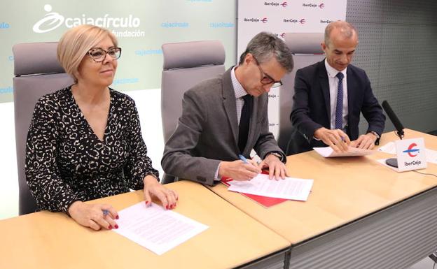 La presidenta de Parkinson, María Jesús Delgado, acompañada por el presidente de la Fundación Cajacirculo, Emilio de Angulo, y el director de Ibercaja en Burgos, La Rioja y Guadalajara, Jesús Les, firman el convenio de colaboración entre las tres entidades.