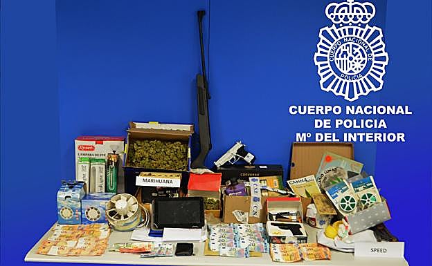 Sustancias estupefacientes, dinero y otros objetos intervenidos por la Policía. 