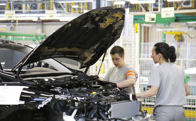 Trabajadoras de Renault en la factoría de Villamuriel de Cerrato. 