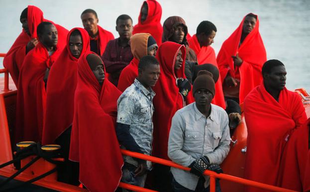 Migrantes interceptados en el Mediterráneo.
