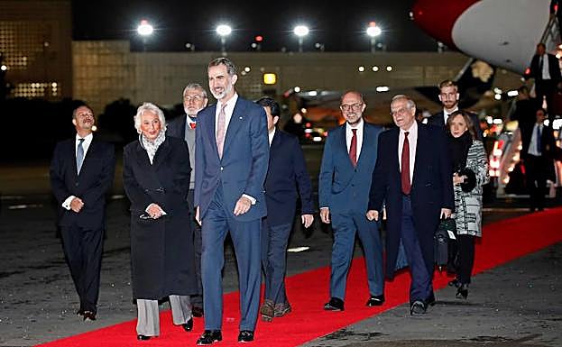 La futura secretaria de Gobernación de México, Olga Sánchez Cordero, recibe al rey Felipe VI.