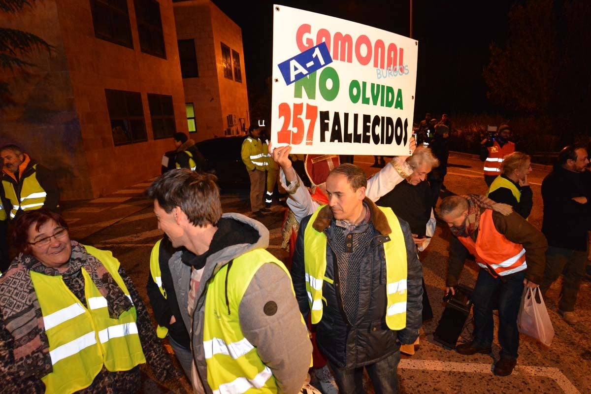 Una hora antes del final oficial de la concesión, los trabajadores de la AP-1 han retirado las barreras, abriendo la vía a la circulación gratuita.