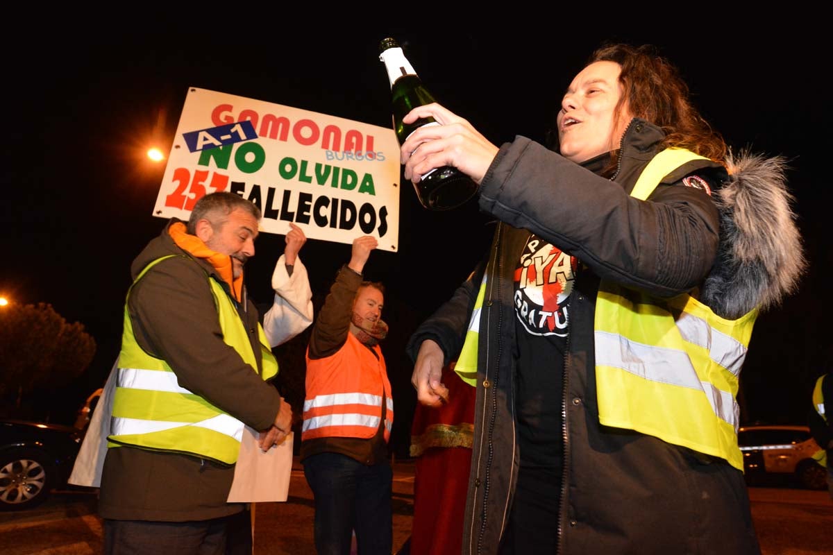 Una hora antes del final oficial de la concesión, los trabajadores de la AP-1 han retirado las barreras, abriendo la vía a la circulación gratuita.