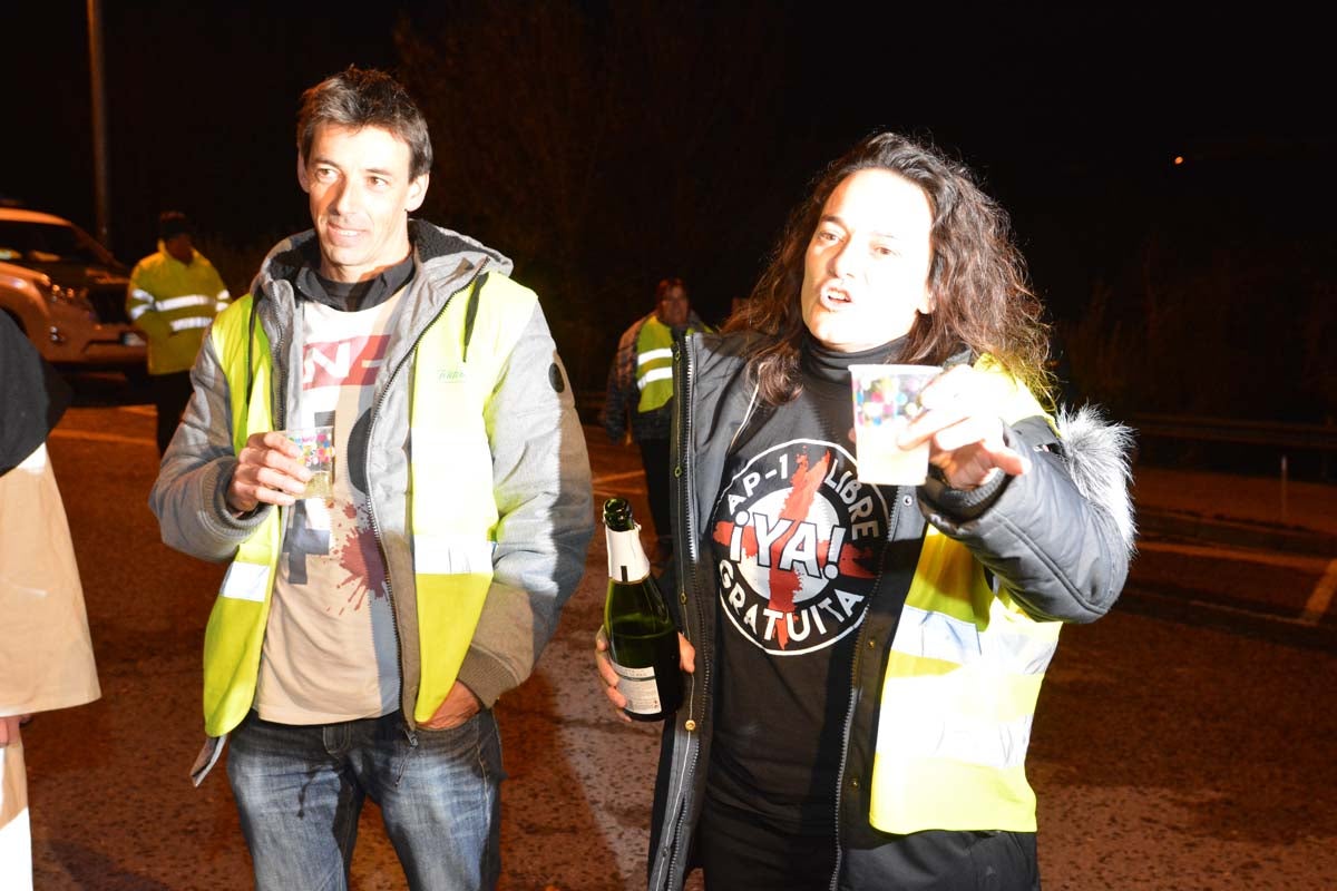 Una hora antes del final oficial de la concesión, los trabajadores de la AP-1 han retirado las barreras, abriendo la vía a la circulación gratuita.