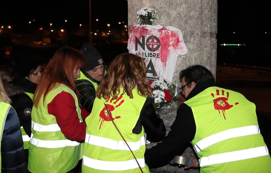 La Plataforma de Afectados por la N-1 ha recordado a los fallecidos en la N-1, única vía alternativa a la ya gratuita AP-1, con una ofrenda floral muy emotiva en Briviesca.