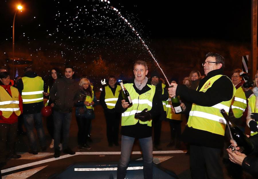 La Plataforma de Afectados por la N-1 ha recordado a los fallecidos en la N-1, única vía alternativa a la ya gratuita AP-1, con una ofrenda floral muy emotiva en Briviesca.