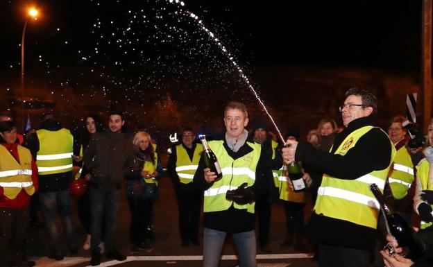 Julio Ceballos celebra con champán la liberalización en Briviesca. 