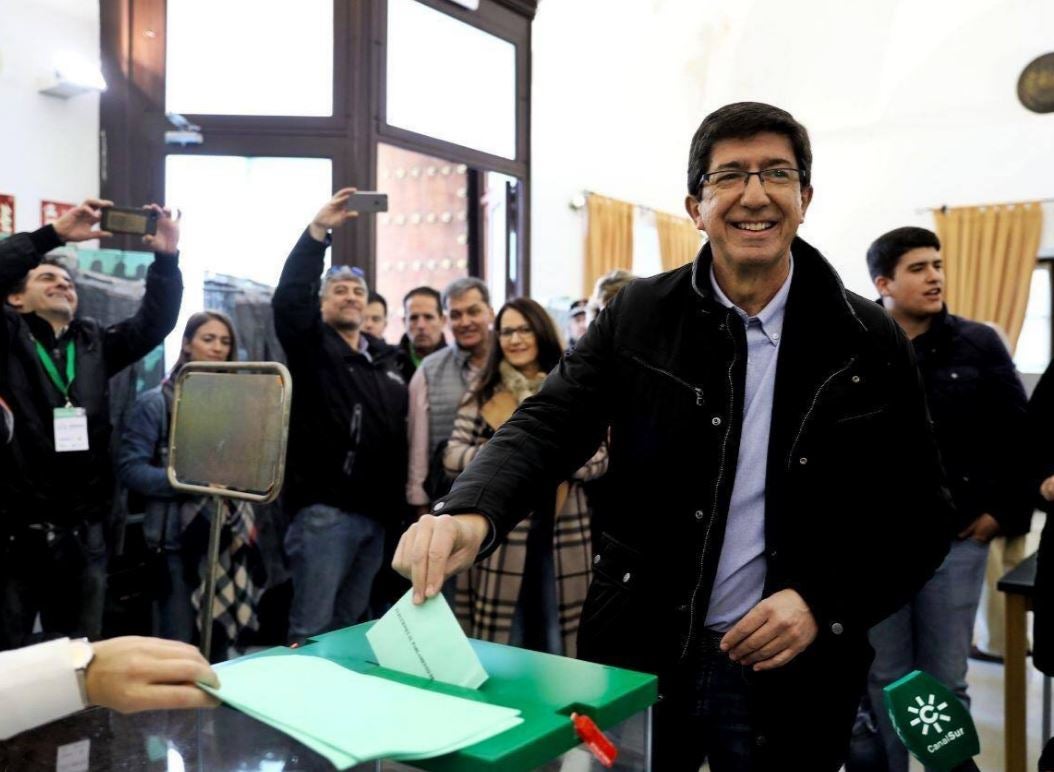 El candidato de Ciudadanos, Juan Marín, en la biblioteca municipal de Sanlúcar de Barrameda (Cádiz).