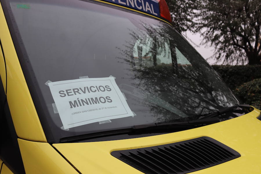 Los empleados de Ambulancias Rodrigo han salido esta mañana a la fachada del Hospital Universitario de Burgos para defender sus derechos laborales y para apoyar a tres compañeras despedidas.