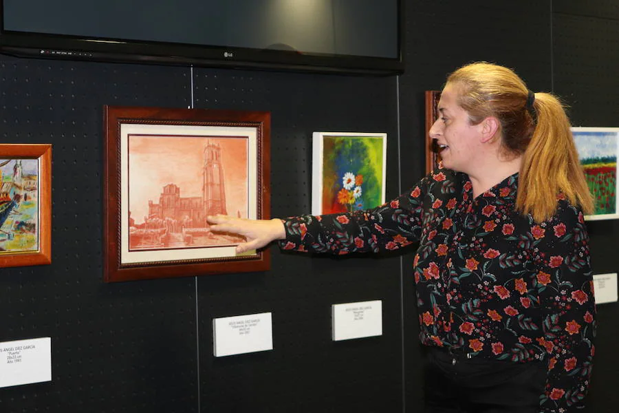 Cuatro pintores castellanoleoneses con discapacidad visual grave exponen sus obras en la Biblioteca San Juan de Burgos para demostrar su superación y talento.