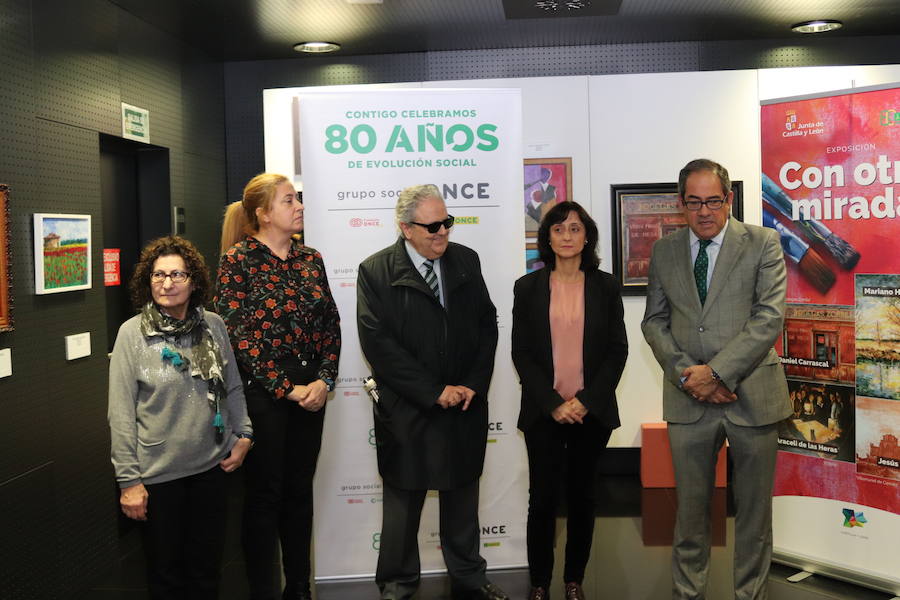 Cuatro pintores castellanoleoneses con discapacidad visual grave exponen sus obras en la Biblioteca San Juan de Burgos para demostrar su superación y talento.