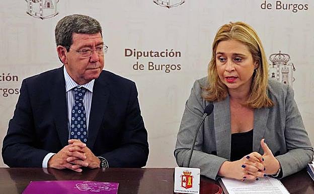 César Rico, presidente de la Diputación, y Olga Aguilar, responsable de Accem. 