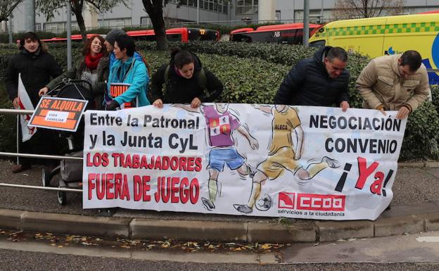 Empleados de Ambulancias Rodrigo manifestándose junto al HUBU.