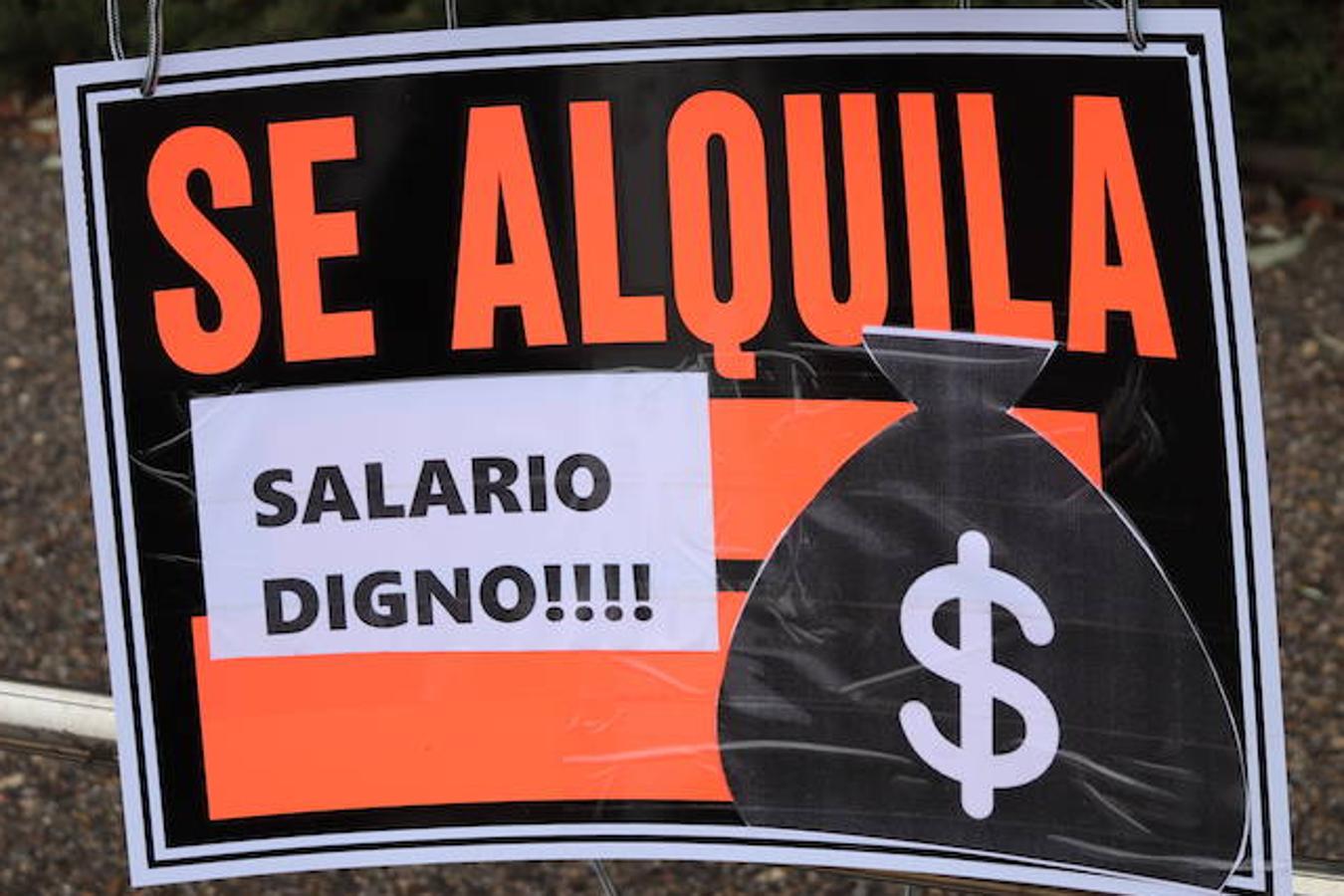 Los empleados de Ambulancias Rodrigo han salido esta mañana a la fachada del Hospital Universitario de Burgos para defender sus derechos laborales y para apoyar a tres compañeras despedidas.