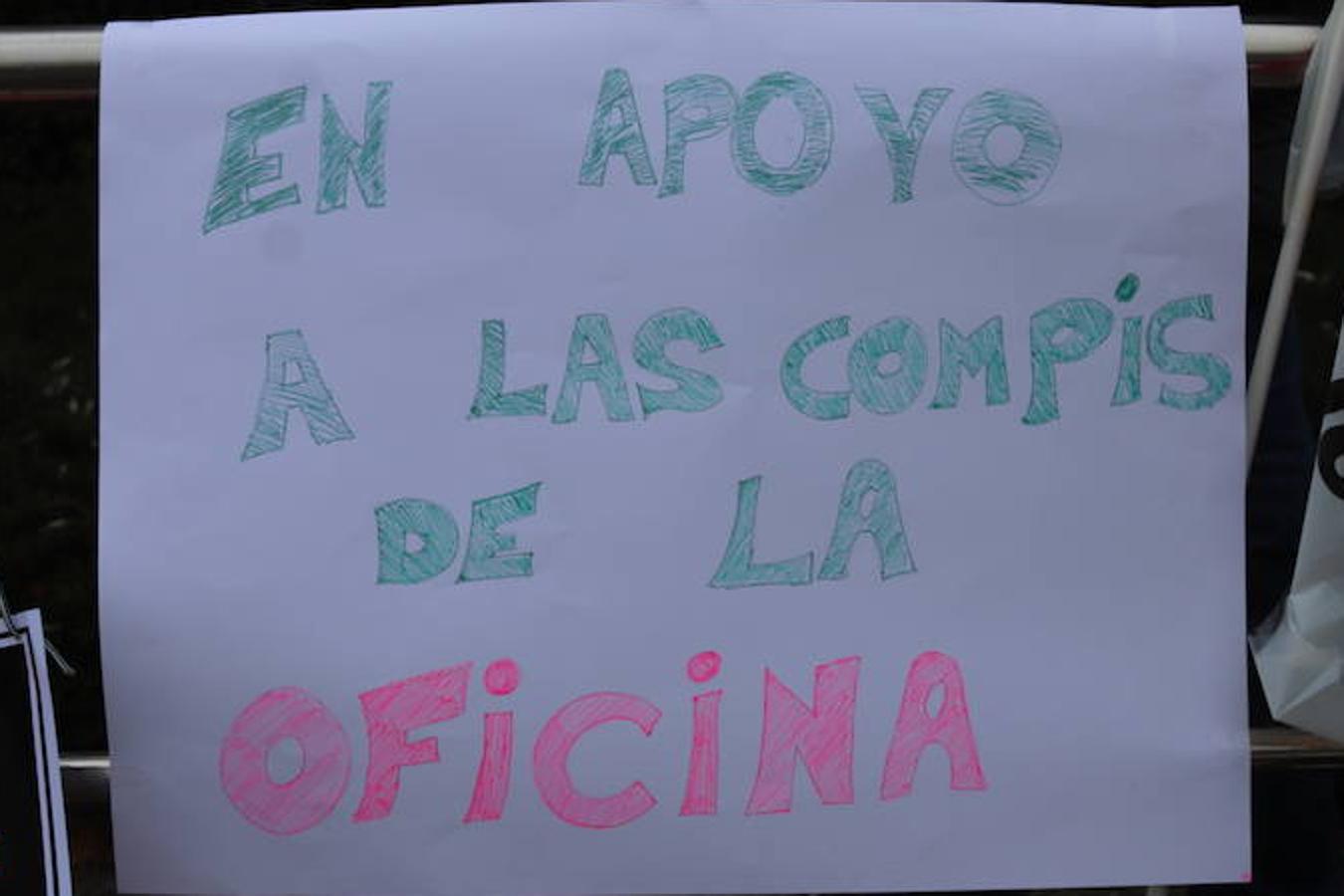 Los empleados de Ambulancias Rodrigo han salido esta mañana a la fachada del Hospital Universitario de Burgos para defender sus derechos laborales y para apoyar a tres compañeras despedidas.