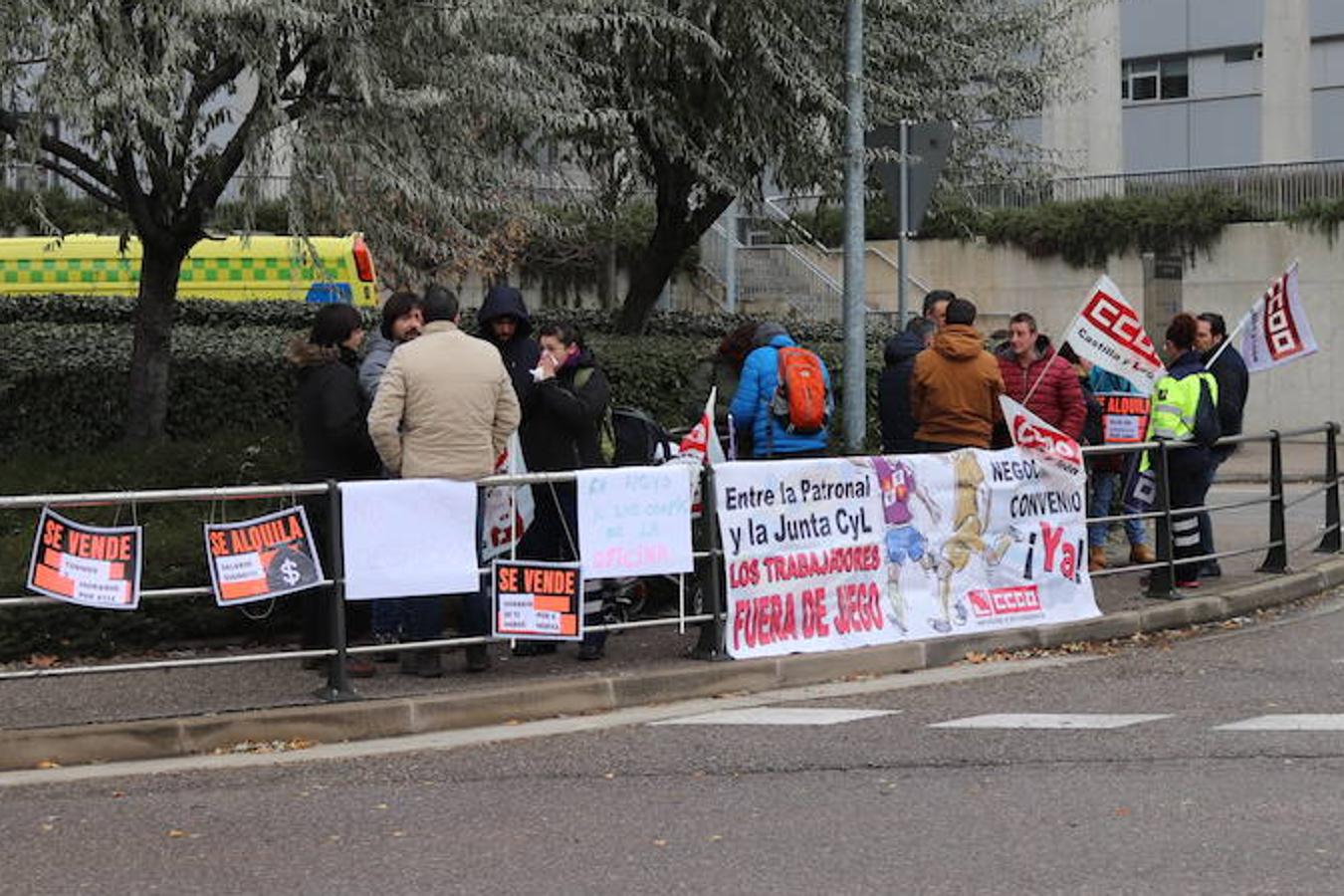 Los empleados de Ambulancias Rodrigo han salido esta mañana a la fachada del Hospital Universitario de Burgos para defender sus derechos laborales y para apoyar a tres compañeras despedidas.