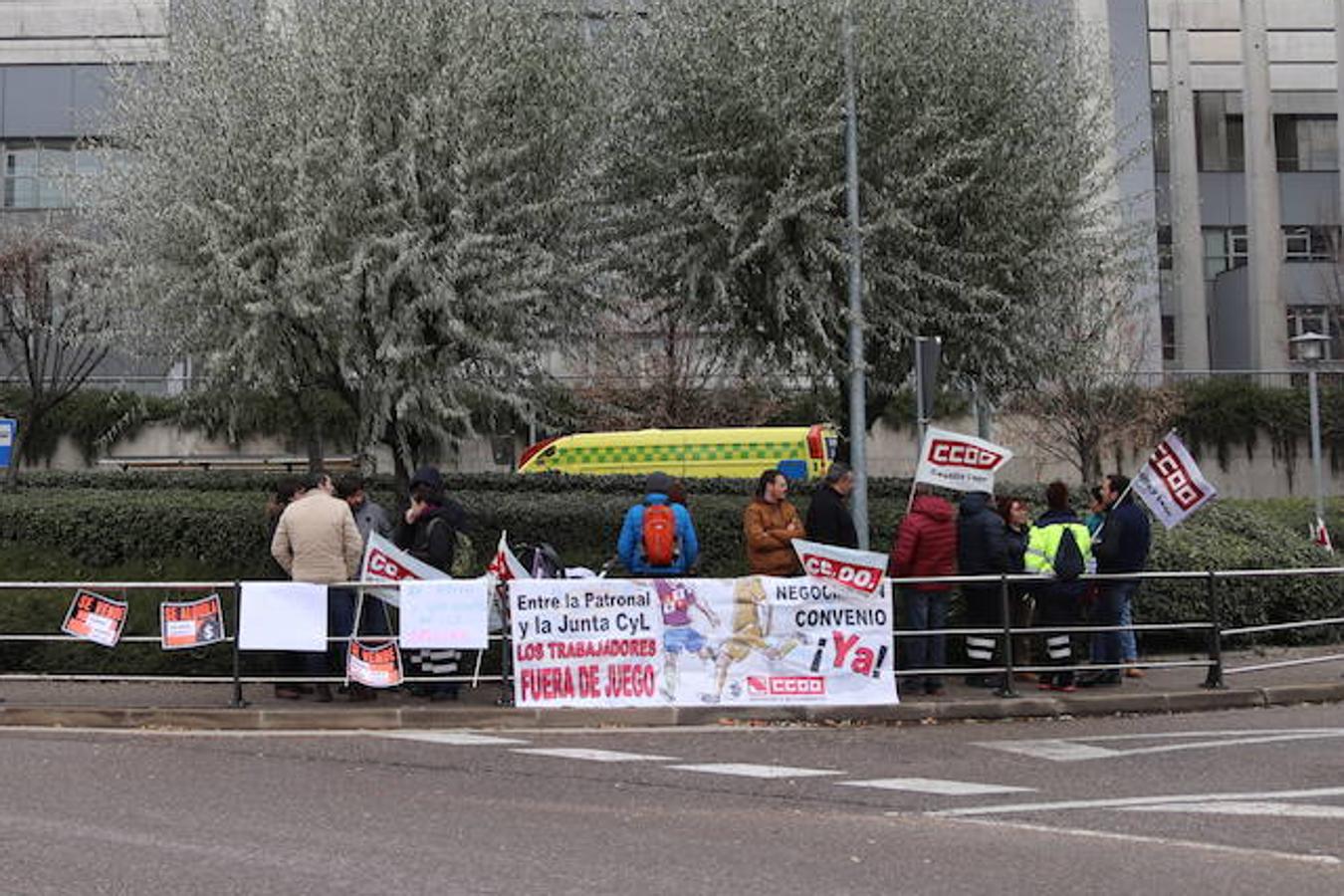 Los empleados de Ambulancias Rodrigo han salido esta mañana a la fachada del Hospital Universitario de Burgos para defender sus derechos laborales y para apoyar a tres compañeras despedidas.