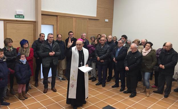 Momento de la bendición del centro por parte del arzobispo de Burgos, Fidel Herráez. 