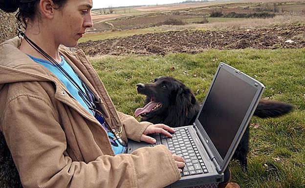 La escritora Susana Rodriguez se conecta a Internet en el medio rural. 