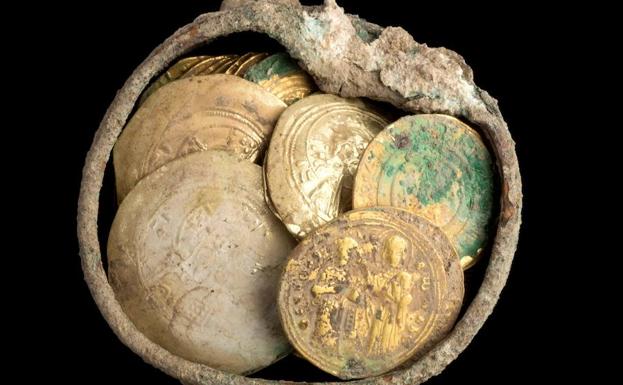 Un cofre con insólitas monedas y un pendiente de oro de unos 900 años de antigüedad de la época de las Cruzadas fue encontrado en la ciudad portuaria de Cesarea, según informó la Autoridad de Antigüedades de Israel (AAI).