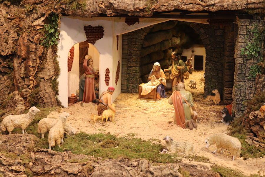 La Fundación Cajacírculo ha inaugurado su ya tradicional Belén Artístico que se podrá visitar, junto con una gran variedad de pequeños Belenes, en la Sala de Exposiciones Pedro Torrecilla.