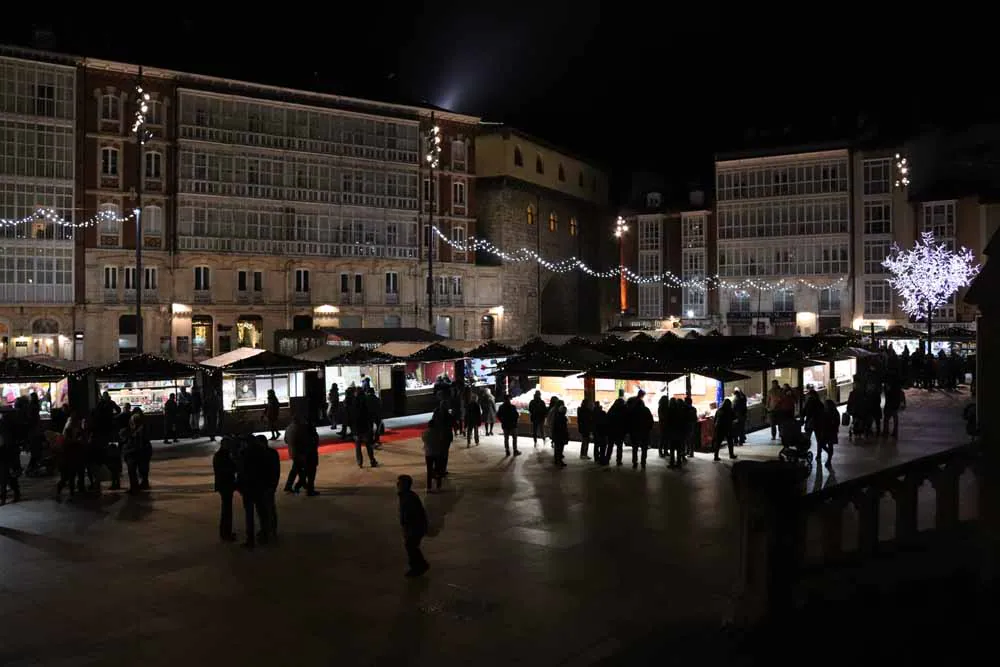 A los pies de la Catedral de Burgos, en la Plaza del Rey San Fernando, el Mercado Navideño ha estrenado sus luces. 22 puestos de artesanía de oficios y otros 7 de productos alimentarios de calidad esperan al visitante.