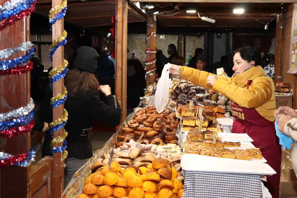 A los pies de la Catedral de Burgos, en la Plaza del Rey San Fernando, el Mercado Navideño ha estrenado sus luces. 22 puestos de artesanía de oficios y otros 7 de productos alimentarios de calidad esperan al visitante.