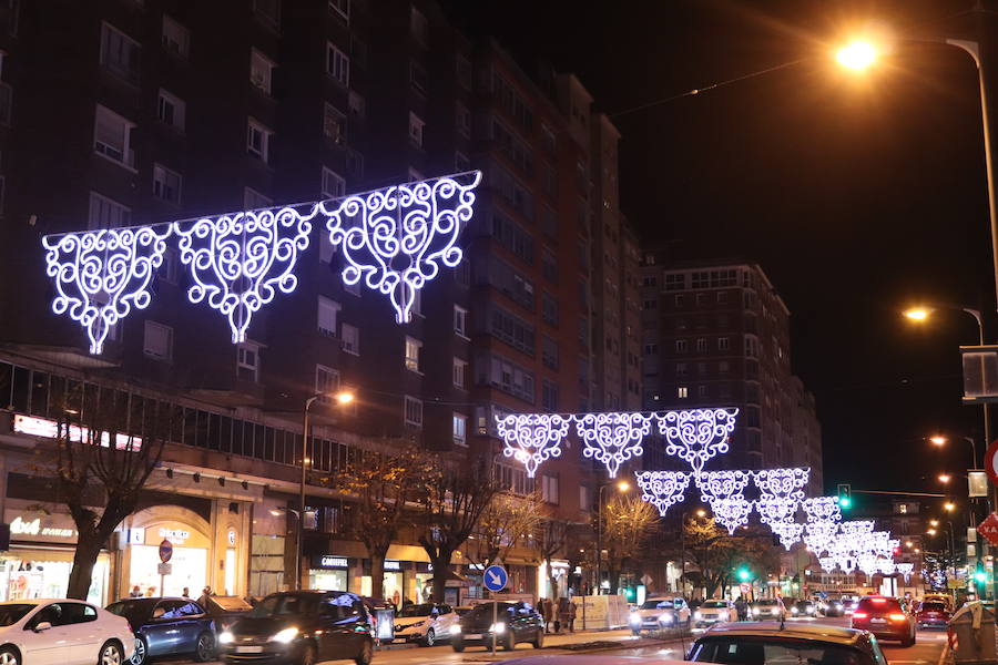 Fotos: La iluminación navideña ya brilla en la ciudad