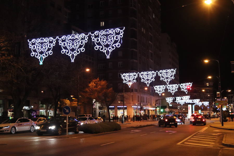 Fotos: La iluminación navideña ya brilla en la ciudad