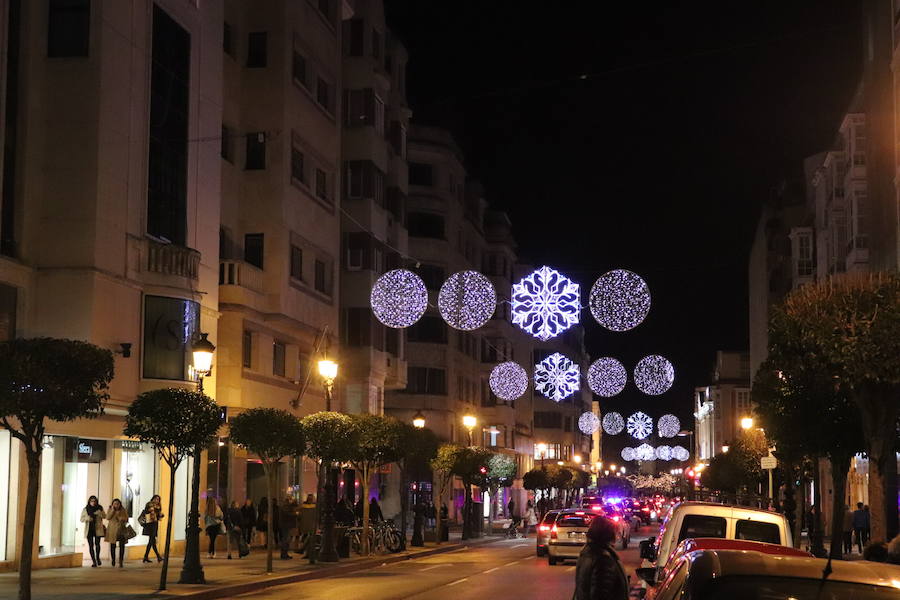 Fotos: La iluminación navideña ya brilla en la ciudad