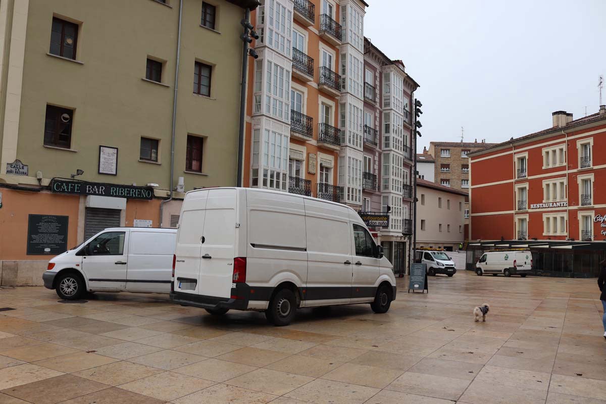 A pesar de las peatonalizaciones abordadas en las últimas décadas en el centro histórico de la ciudad, cientos de vehículos campan a sus anchas cada mañana por ellas.
