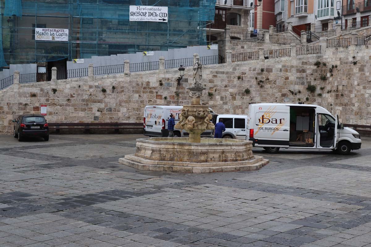 A pesar de las peatonalizaciones abordadas en las últimas décadas en el centro histórico de la ciudad, cientos de vehículos campan a sus anchas cada mañana por ellas.
