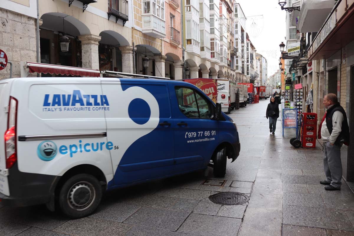 A pesar de las peatonalizaciones abordadas en las últimas décadas en el centro histórico de la ciudad, cientos de vehículos campan a sus anchas cada mañana por ellas.