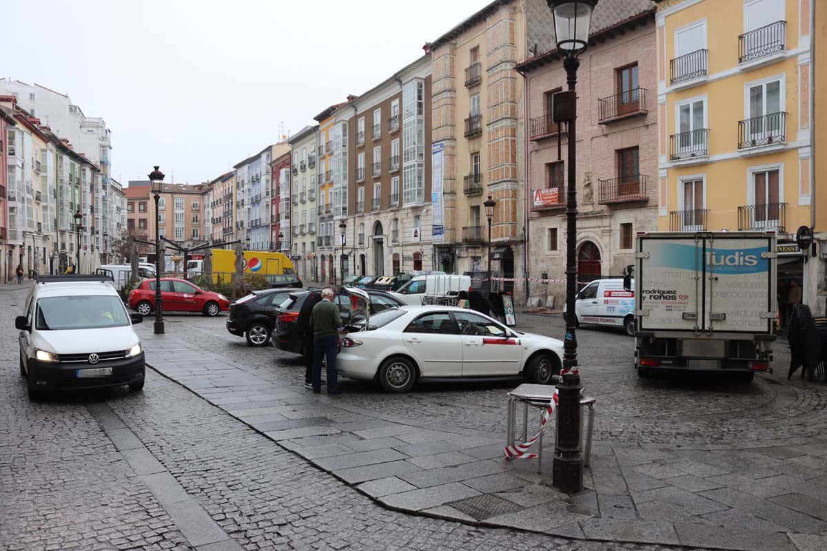 A pesar de las peatonalizaciones abordadas en las últimas décadas en el centro histórico de la ciudad, cientos de vehículos campan a sus anchas cada mañana por ellas.