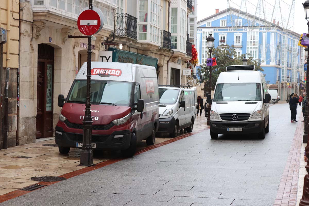 A pesar de las peatonalizaciones abordadas en las últimas décadas en el centro histórico de la ciudad, cientos de vehículos campan a sus anchas cada mañana por ellas.