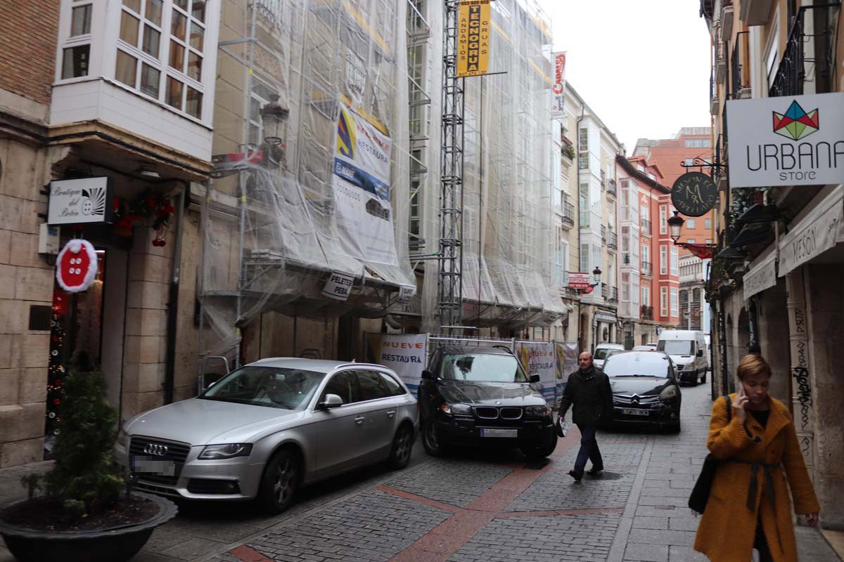 A pesar de las peatonalizaciones abordadas en las últimas décadas en el centro histórico de la ciudad, cientos de vehículos campan a sus anchas cada mañana por ellas.
