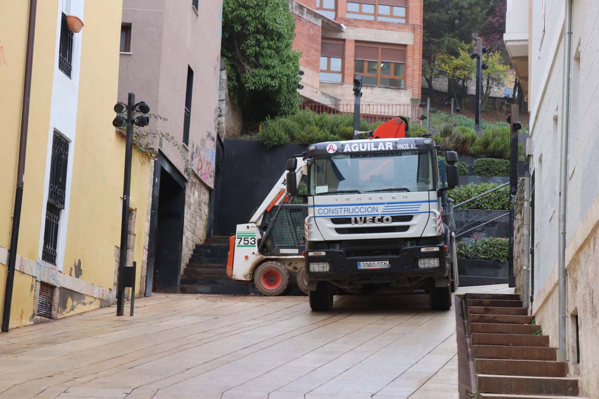 A pesar de las peatonalizaciones abordadas en las últimas décadas en el centro histórico de la ciudad, cientos de vehículos campan a sus anchas cada mañana por ellas.
