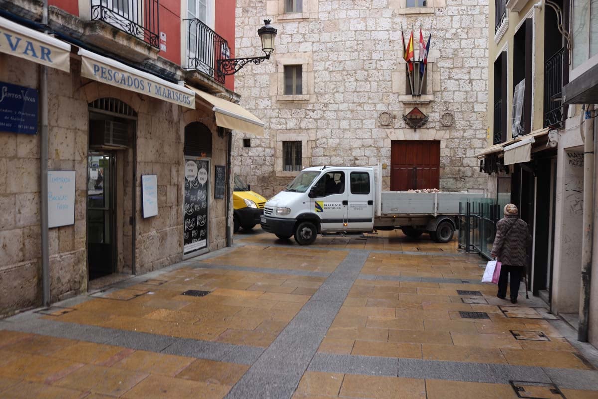 A pesar de las peatonalizaciones abordadas en las últimas décadas en el centro histórico de la ciudad, cientos de vehículos campan a sus anchas cada mañana por ellas.