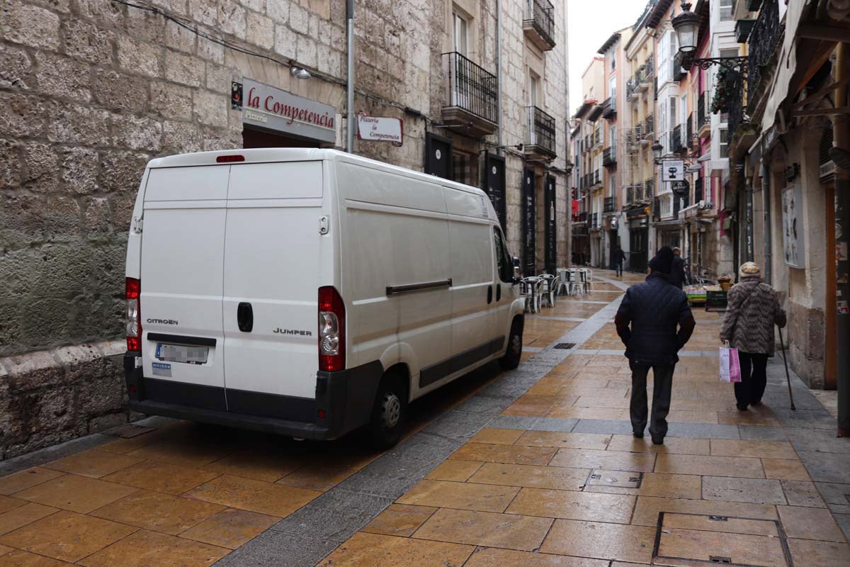 A pesar de las peatonalizaciones abordadas en las últimas décadas en el centro histórico de la ciudad, cientos de vehículos campan a sus anchas cada mañana por ellas.
