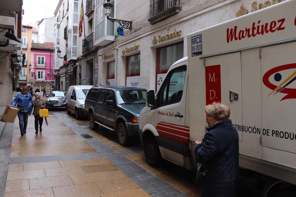A pesar de las peatonalizaciones abordadas en las últimas décadas en el centro histórico de la ciudad, cientos de vehículos campan a sus anchas cada mañana por ellas.