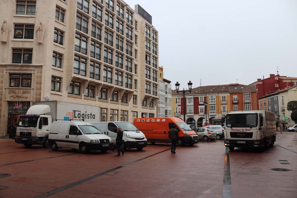 A pesar de las peatonalizaciones abordadas en las últimas décadas en el centro histórico de la ciudad, cientos de vehículos campan a sus anchas cada mañana por ellas.