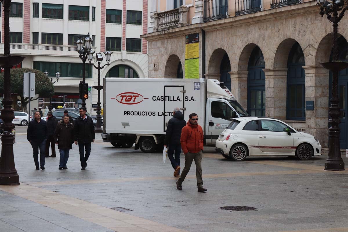A pesar de las peatonalizaciones abordadas en las últimas décadas en el centro histórico de la ciudad, cientos de vehículos campan a sus anchas cada mañana por ellas.