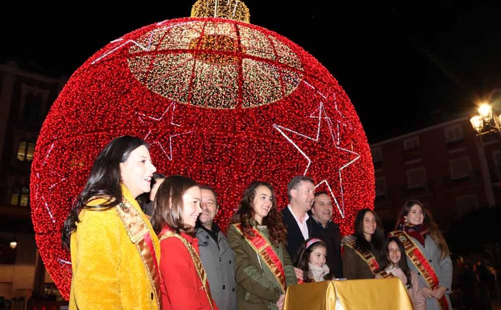 Las reinas y damas de la ciudad han participado del encendido navideño